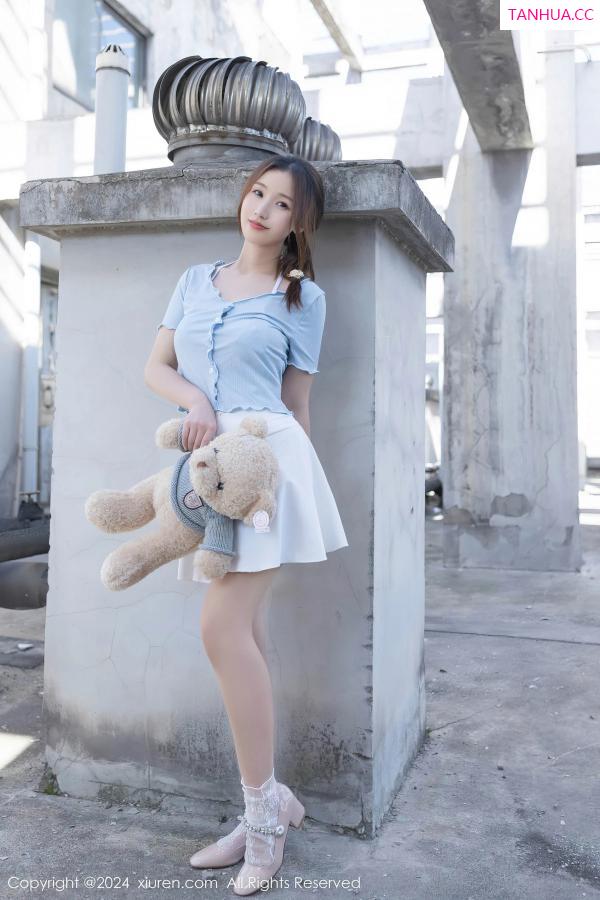   [XiuRen]高清写真图 2024.04.10 No.8369 杏子Yada 短裙美腿第2张图片